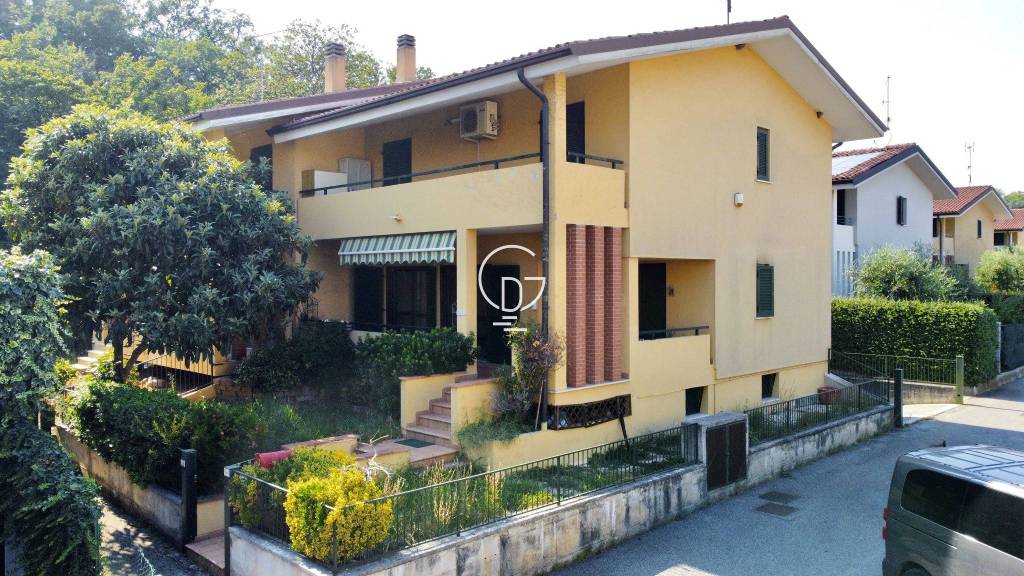 Villa Bifamiliare in vendita a Puegnago del Garda via del Rio