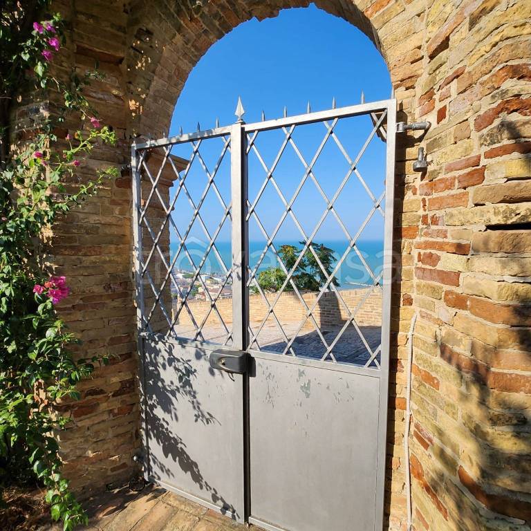 Villa in vendita a Cupra Marittima via Castello