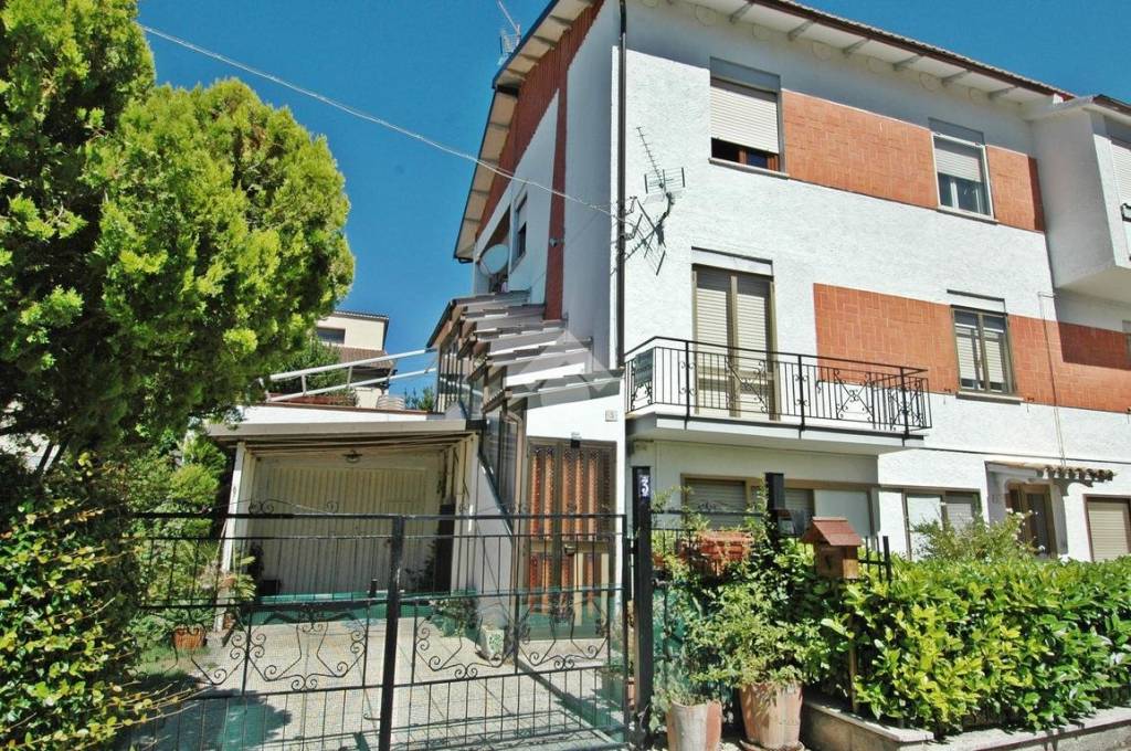 Casa Indipendente in vendita a Sigillo via Giuseppe Agostinelli, 3