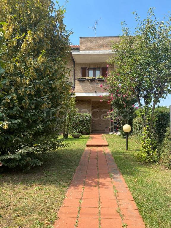 Villa Bifamiliare in in vendita da privato a Cabiate via Montello, 108