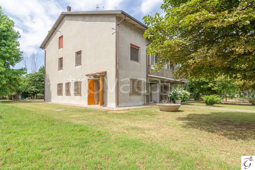 Villa Bifamiliare in vendita a Cento via Chiesa, 57