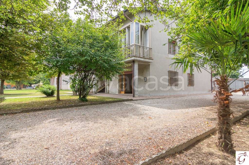 Villa Bifamiliare in vendita a Cento via chiesa, 57