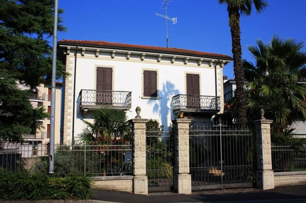 Villa in vendita a Desenzano del Garda via Lecco, 15