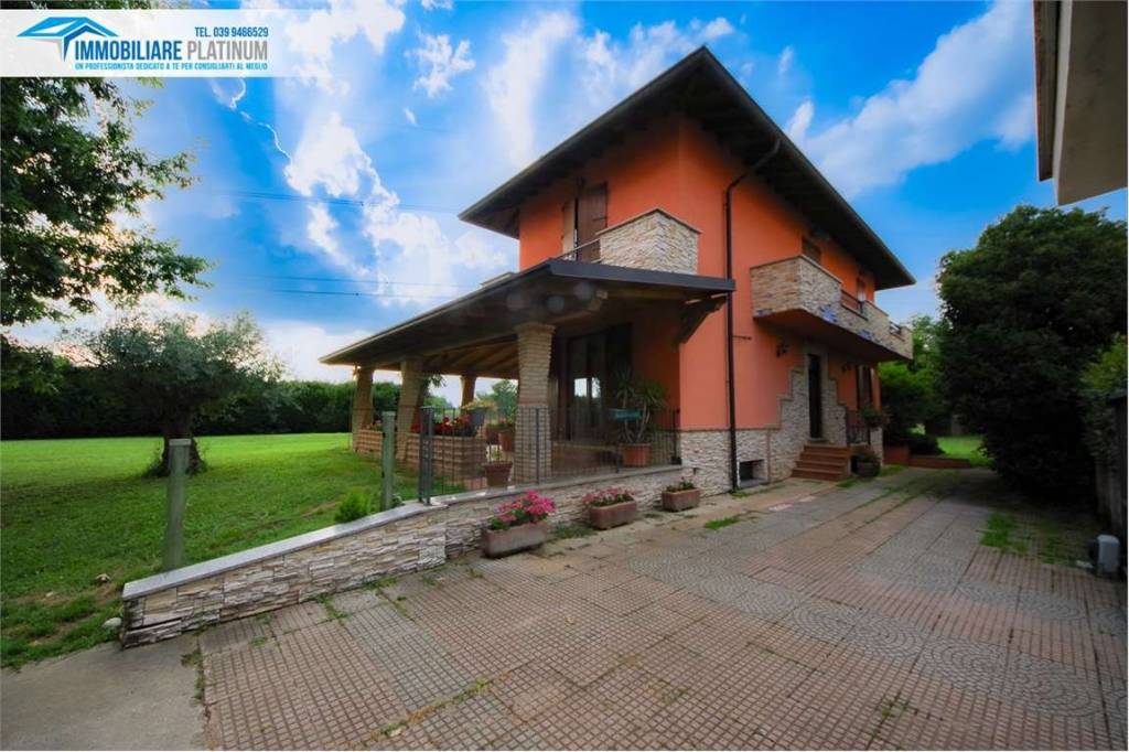Villa in vendita a Seregno via Emma Gramatica, 12