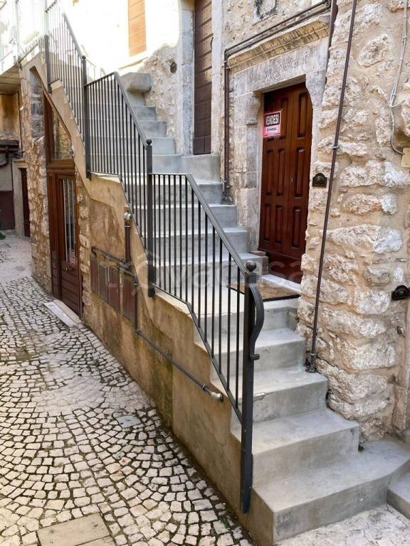 Appartamento in in vendita da privato a Castel del Monte rione Ricetto, 16