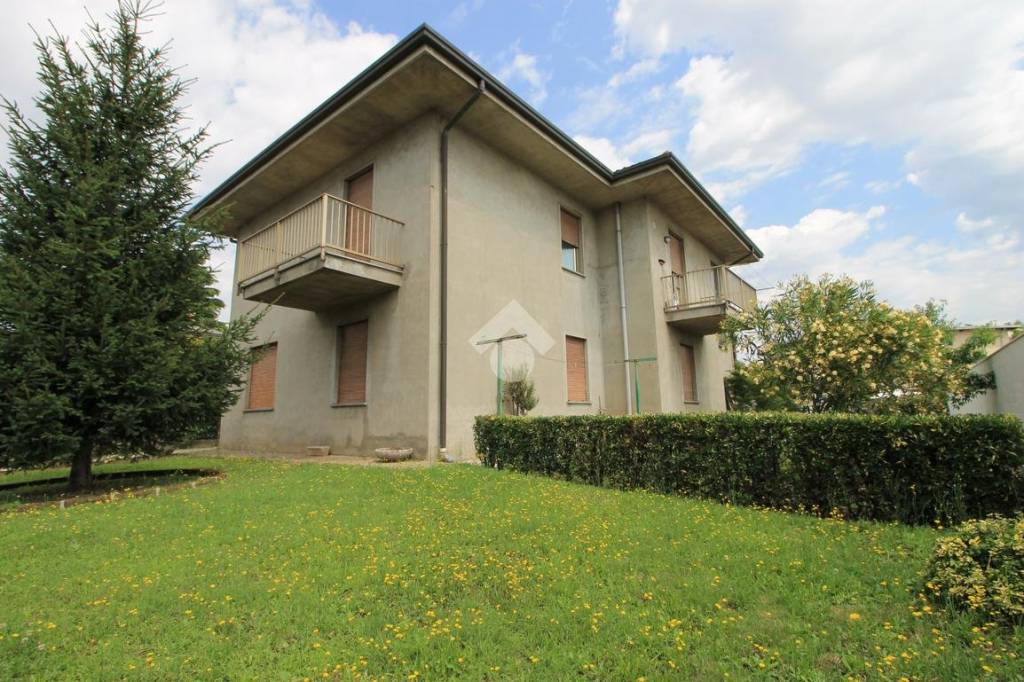 Villa Bifamiliare in vendita a Cabiate via montello, 86