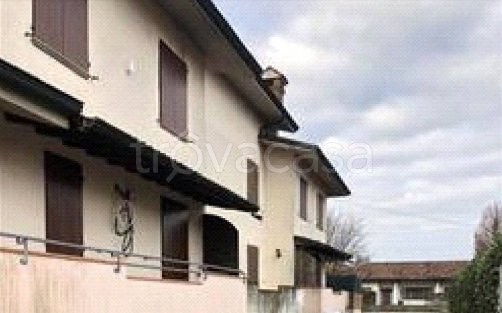 Villa a Schiera all'asta a Castelvetro Piacentino via Stradello Peloso, 16