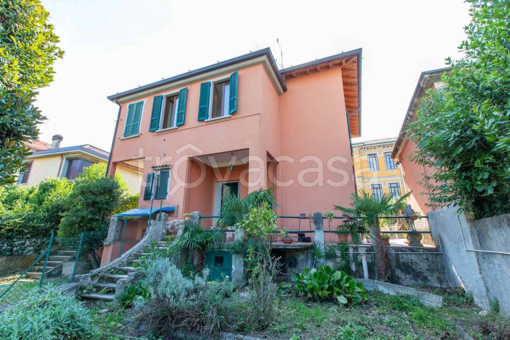 Casa Indipendente in vendita a Desenzano del Garda via Scuole