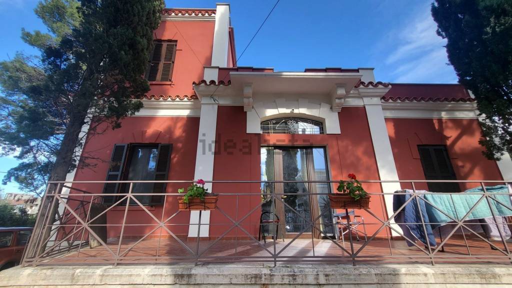 Villa in vendita a Bari via Savino Schino