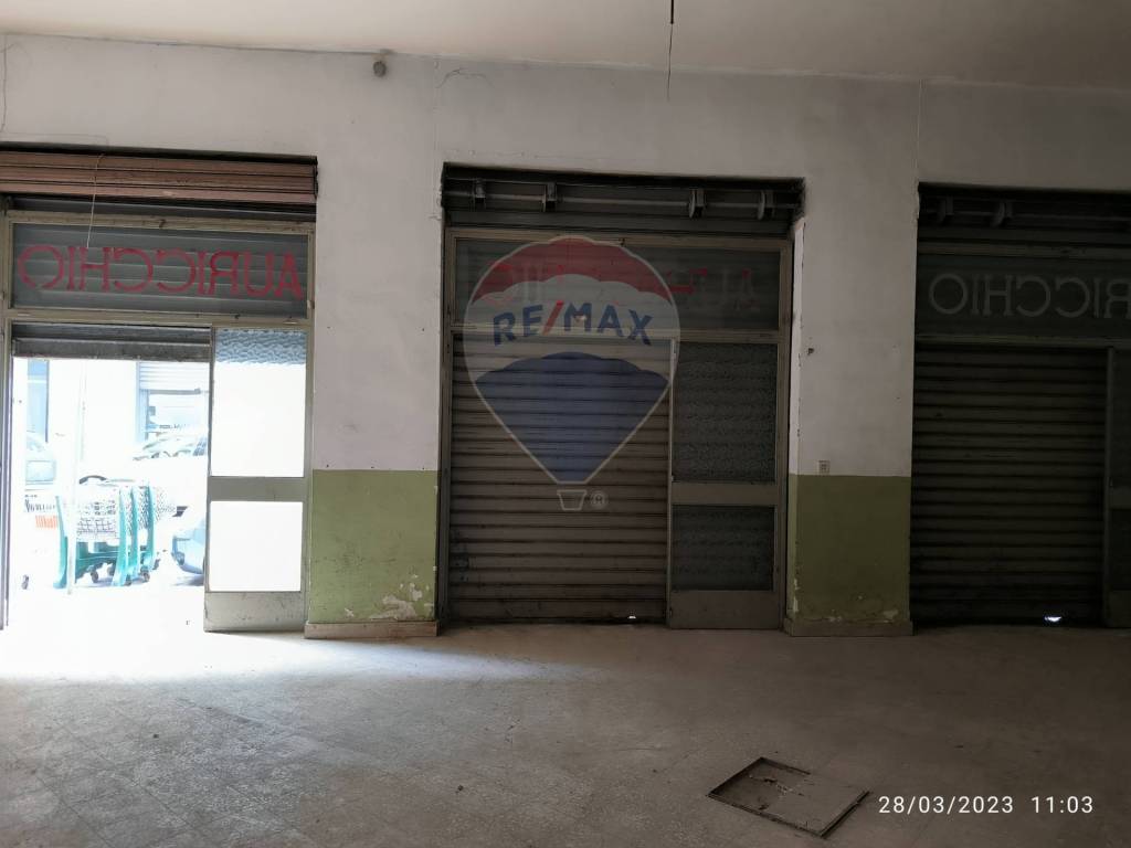 Magazzino in vendita a Bari via Nizza, 70