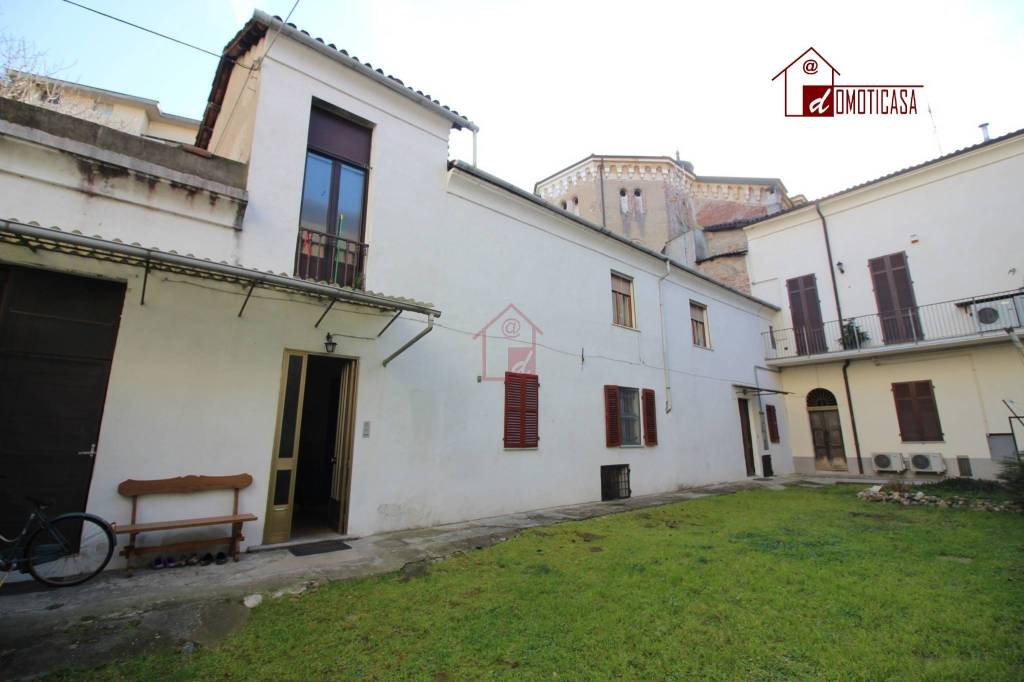 Casa Indipendente in vendita a Vercelli via Elia Emanuele Foà, 58