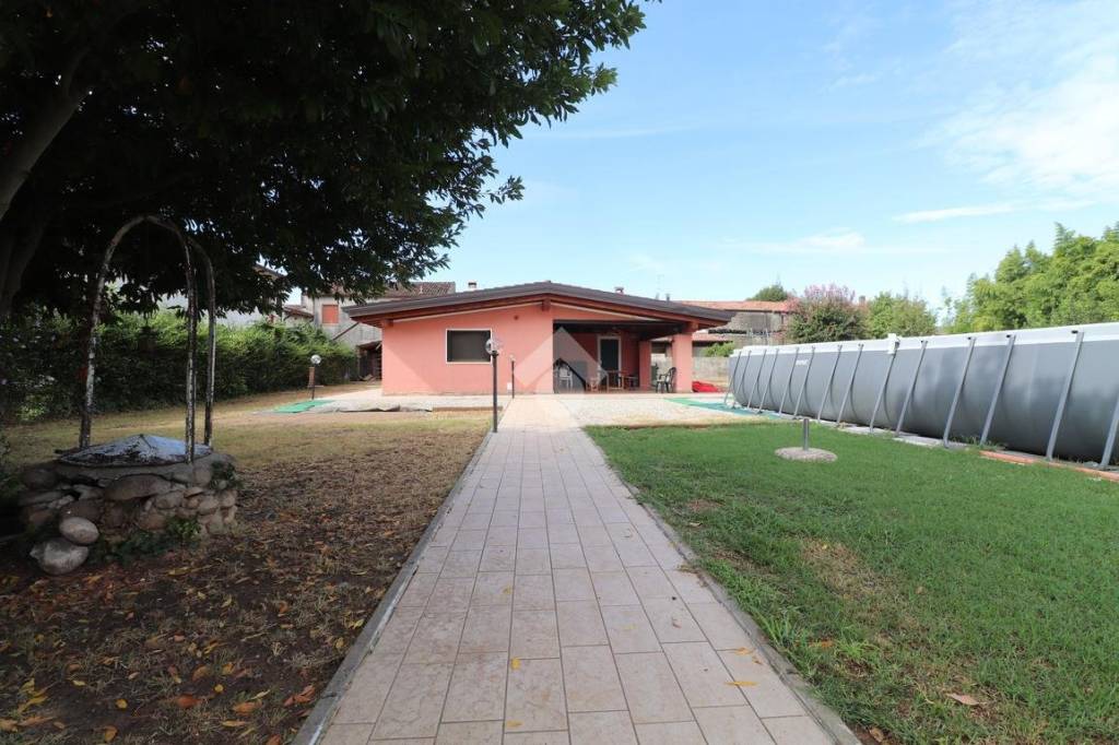 Villa in vendita a Roverbella via Solferino e San Martino, 33
