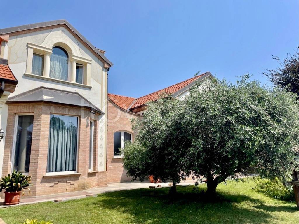 Villa in vendita a Centallo piazza Luigi Einaudi