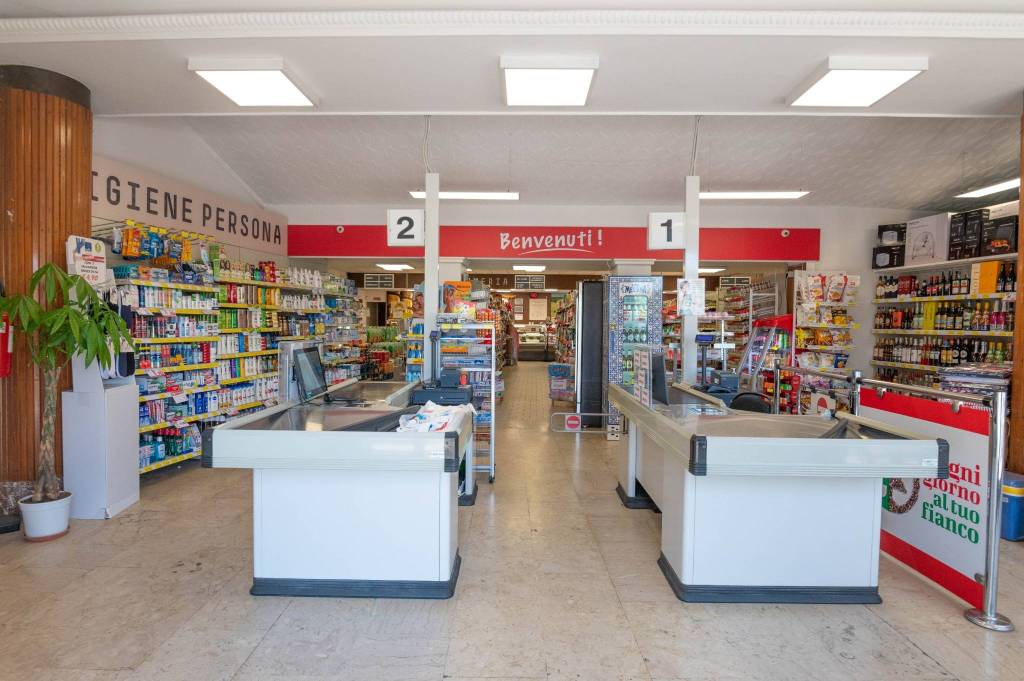 Supermercato/Minimarket in vendita a Pedara via Ammiraglio Toscano, 6