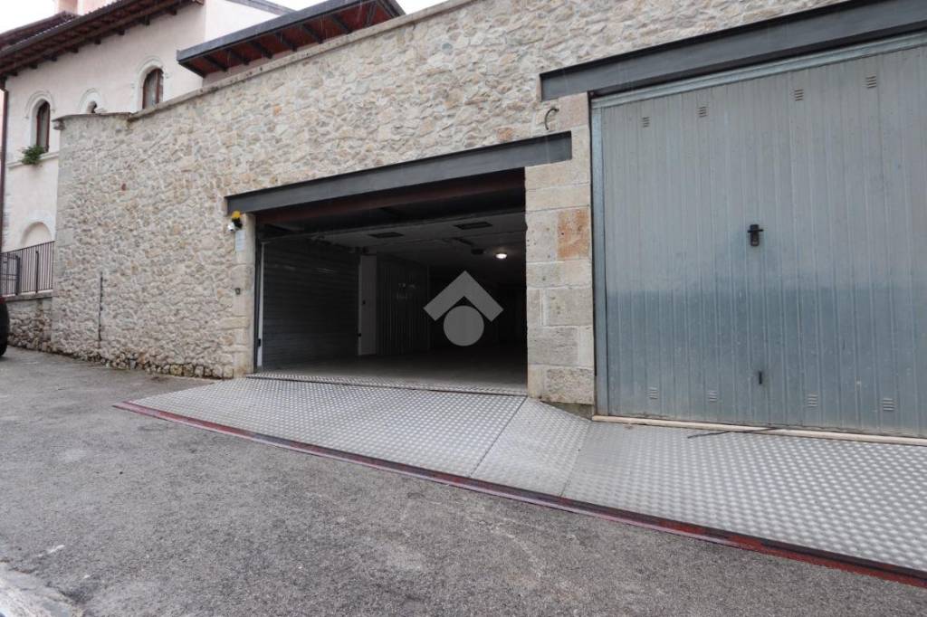 Garage in affitto a L'Aquila via Neri, 1