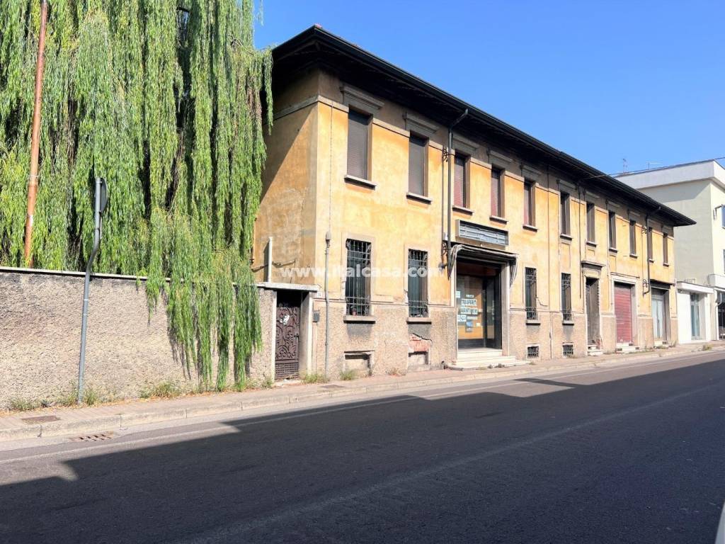 Intero Stabile in vendita a Borgo Virgilio via Cisa