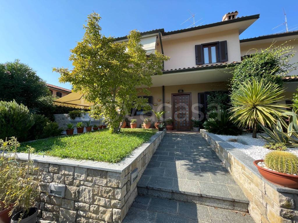 Villa Bifamiliare in vendita a Gorle via Eugenio Montale, 12