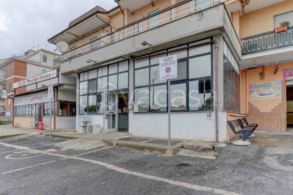 Negozio in affitto a Pomezia via Pontina Vecchia, 29