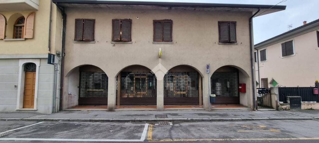 Negozio in vendita a Capriano del Colle via giuseppe Garibaldi, 19