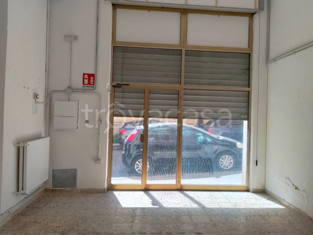 Negozio in affitto a Sassari via Pompeo Calvia, 5