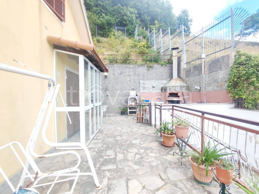 Casa Indipendente in vendita a Genova via Monte Timone