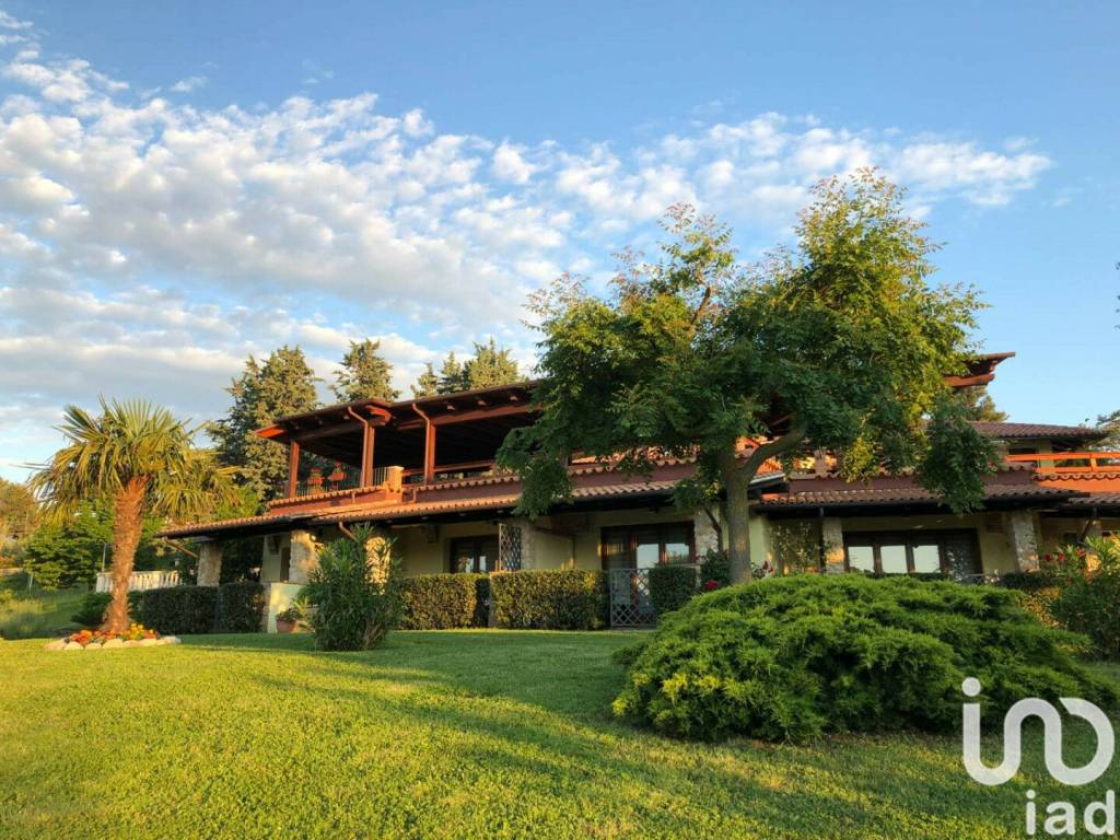 Villa in vendita a Montefiore dell'Aso contrada San Giovanni, 85