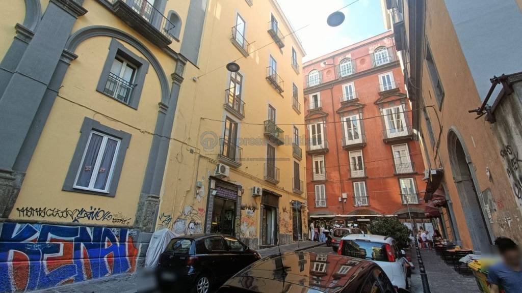Negozio in affitto a Napoli via Del Grande Archivio