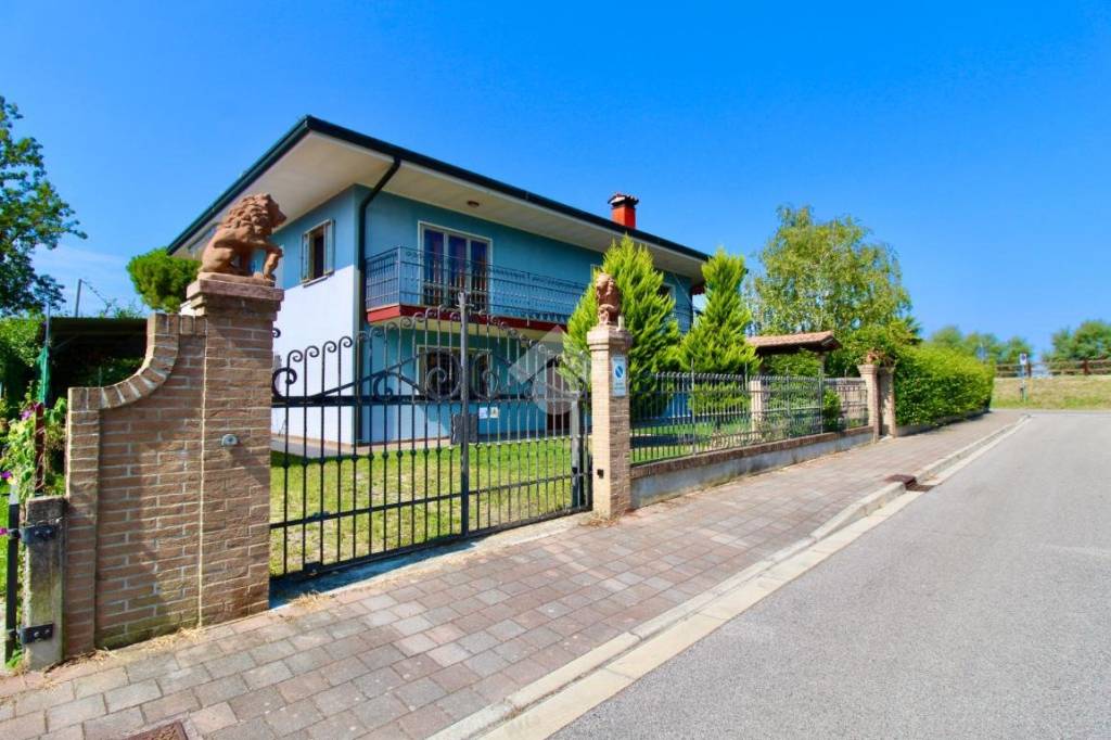 Villa Bifamiliare in vendita a Lignano Sabbiadoro via Rossini, 23