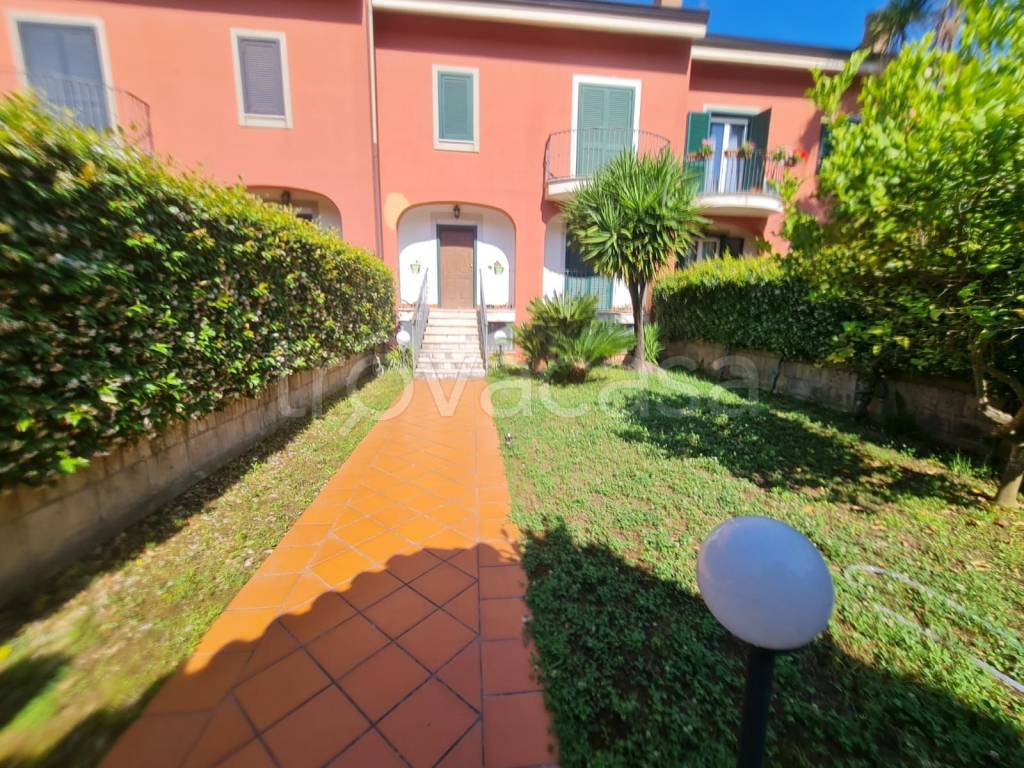 Villa a Schiera in affitto a Quarto via Santa Maria in Duno, 200