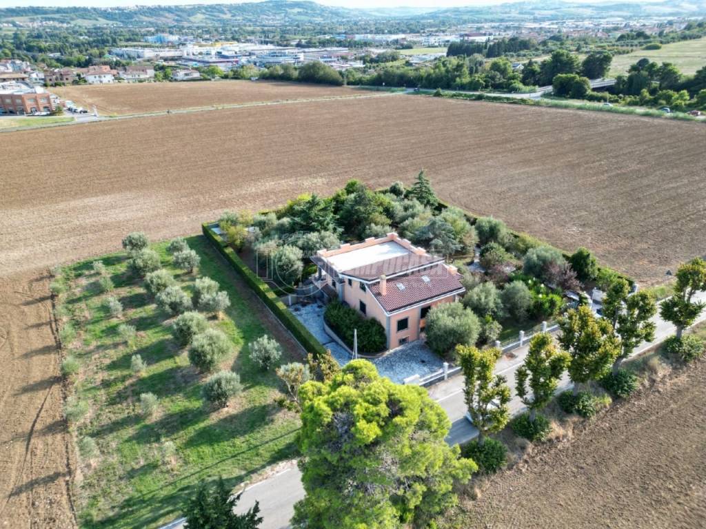 Casa Indipendente in vendita a Civitanova Marche via Capuana