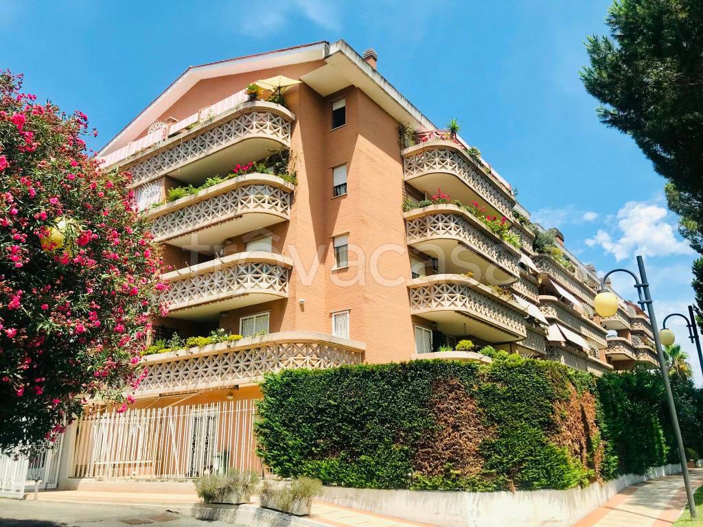 Appartamento in vendita a Roma via Raffaele Conforti, 90