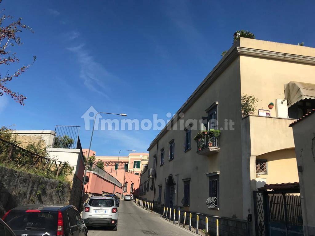Appartamento in vendita a Napoli via Barone