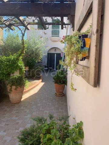 Casa Indipendente in vendita a Santa Cesarea Terme via Fratelli Bandiera, 14