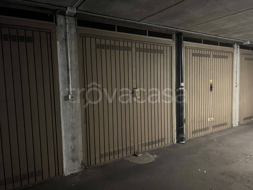 Garage in vendita a Torino via Montanaro, 15