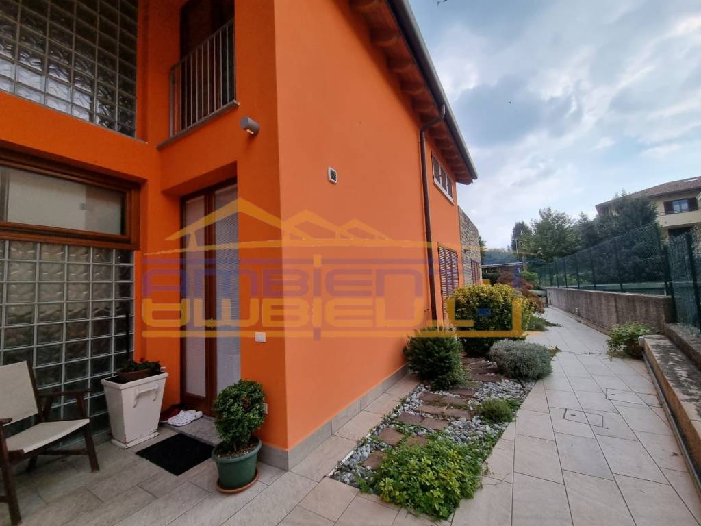 Appartamento in vendita a Imbersago via Castelbarco, 31
