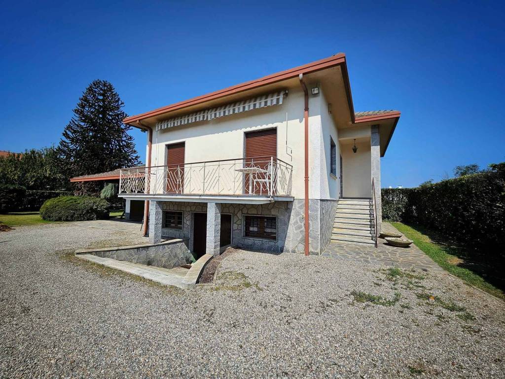 Villa in vendita a Borgo Ticino via San Michele