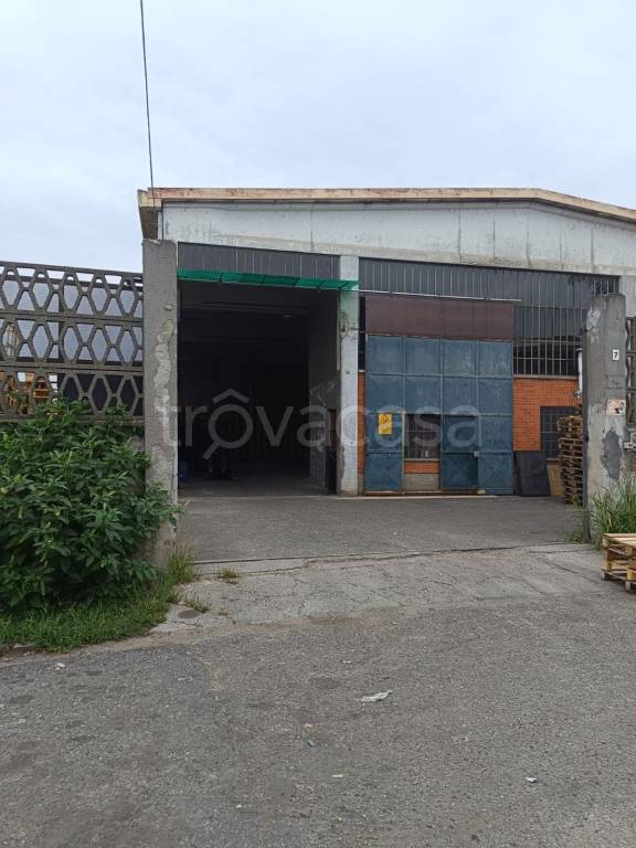 Capannone Industriale in vendita a Nichelino via Ippolito Nievo