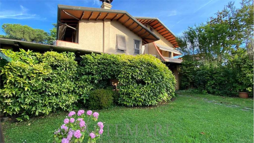 Villa Bifamiliare in affitto a Forte dei Marmi via Sironi, 14
