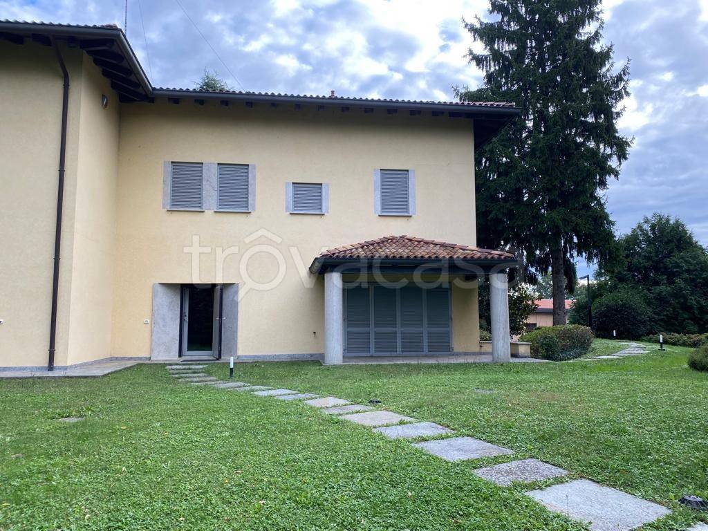 Villa Bifamiliare in vendita a Carate Brianza viale Giuseppe Garibaldi