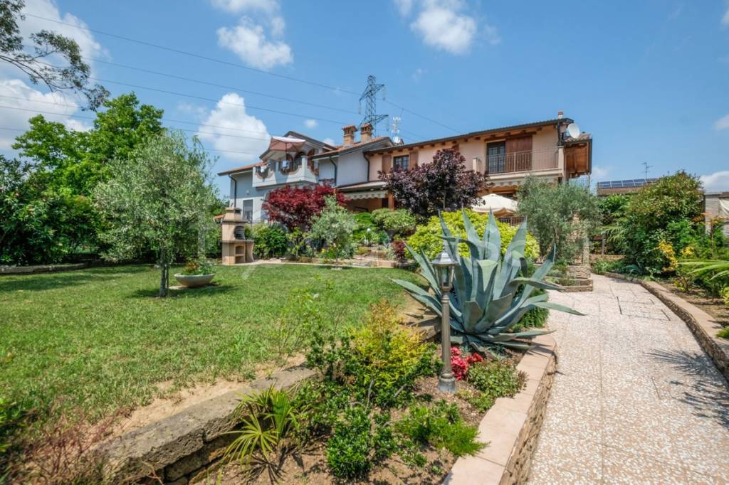 Villa Bifamiliare in vendita a Trezzano Rosa via Roma, 24