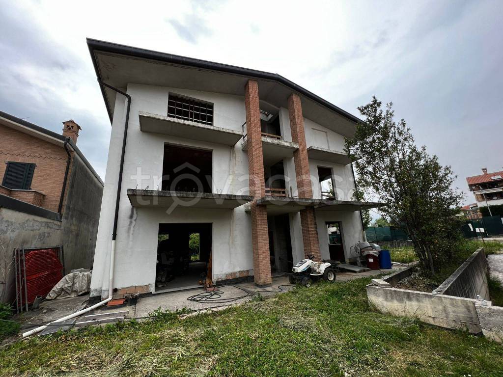Casa Indipendente in vendita a Besana in Brianza via Visconta, 91K