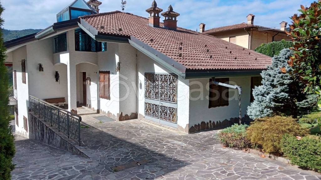 Villa in vendita a Val Brembilla via Cadamone