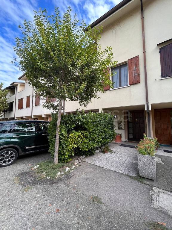 Villa a Schiera in vendita a Cavezzo via Ippolito Nievo, 73