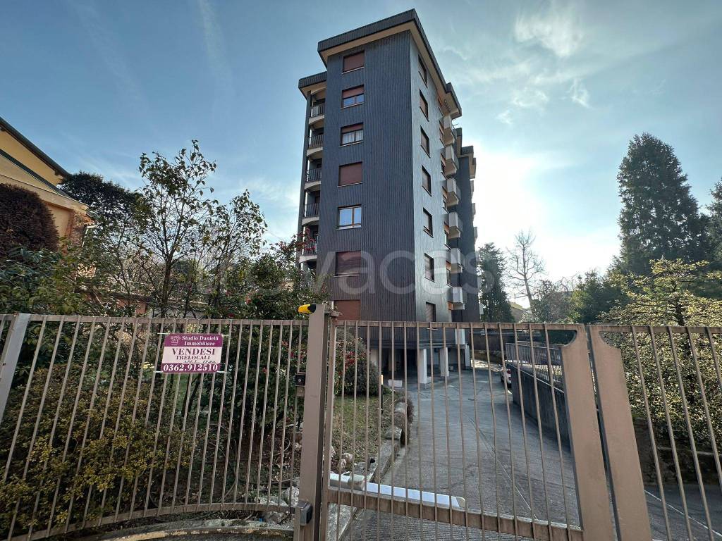 Appartamento in vendita a Carate Brianza via Claudio Cesana, 26