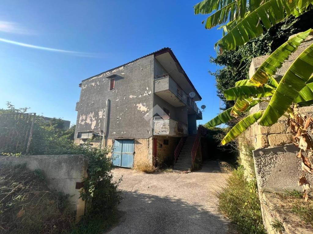 Villa Bifamiliare in vendita a Pozzuoli via Libero Bovio, 15