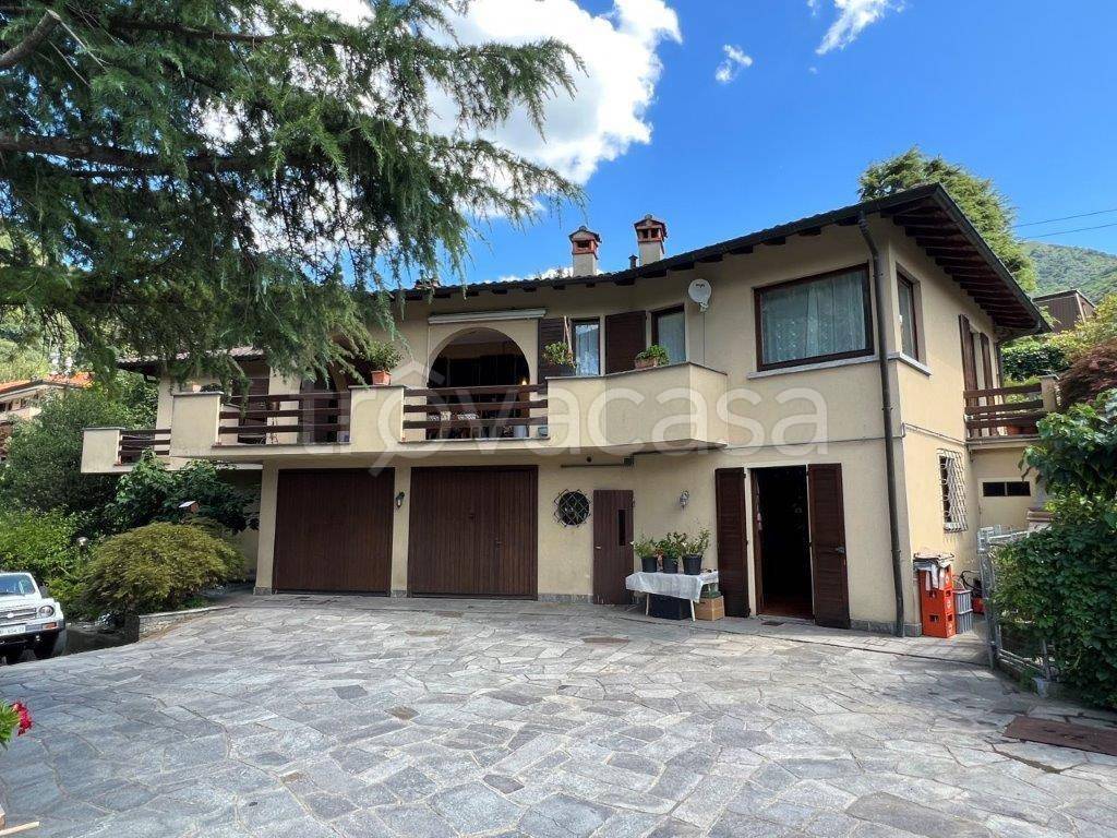 Villa in vendita a Canzo via Castello, 17