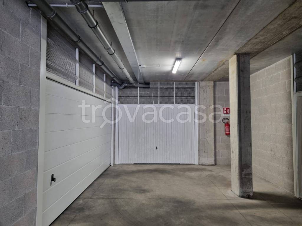 Garage in affitto a Roma via Radicofani
