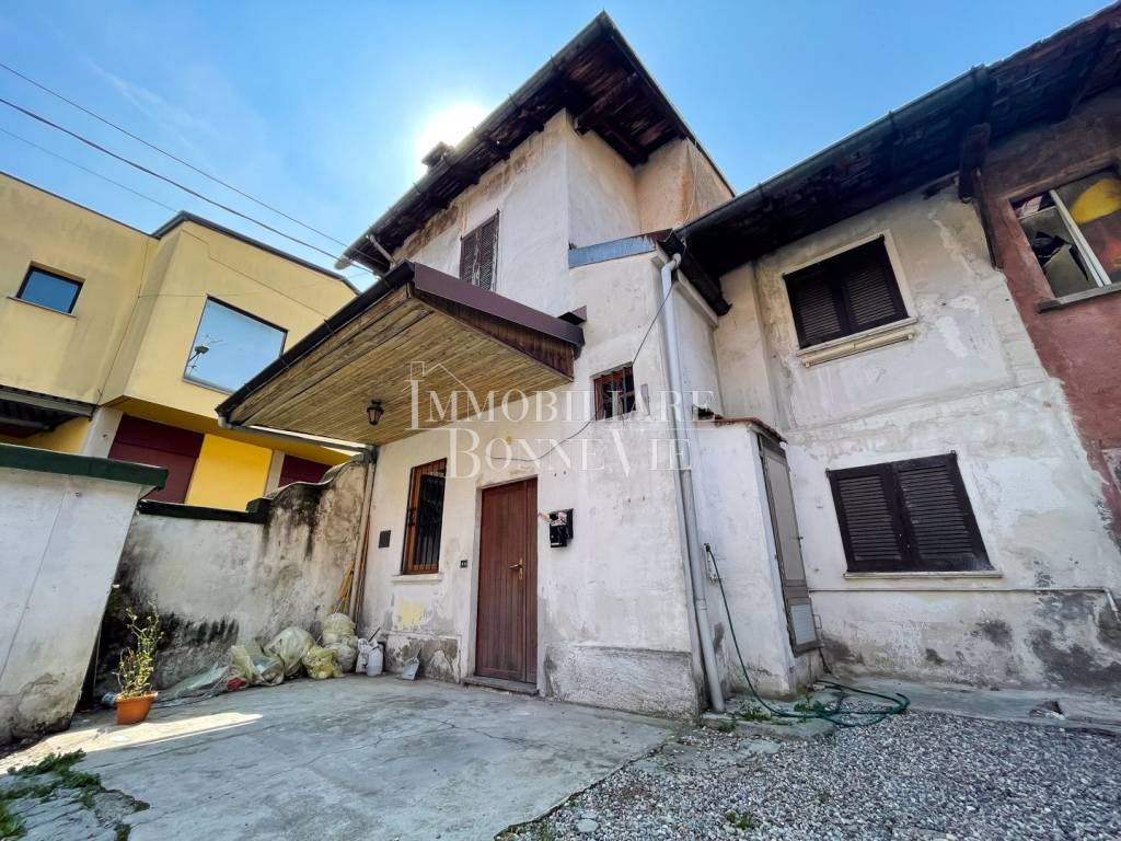 Casa Indipendente in vendita a Vedano Olona via Papa Innocenzo