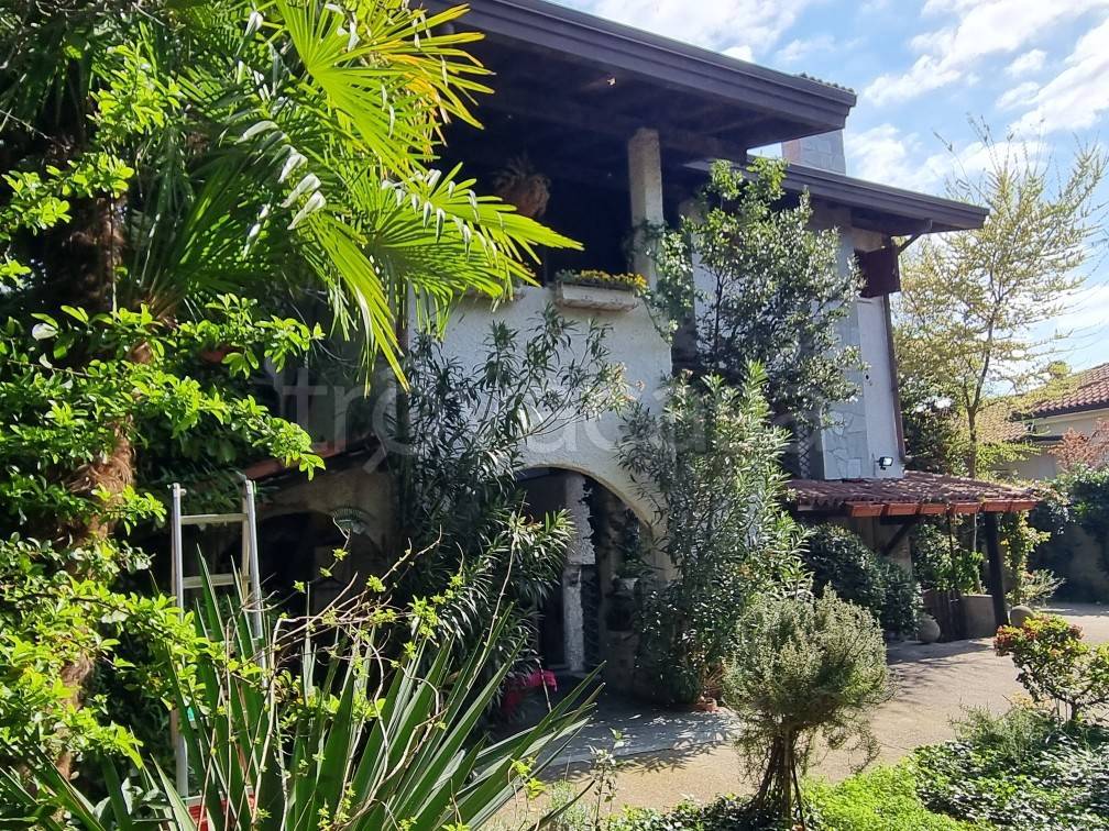 Villa in vendita a Parabiago via Barbanti