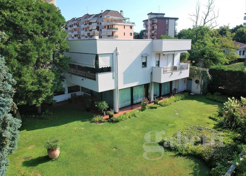 Villa in vendita a Busto Arsizio viale Vittorio Alfieri